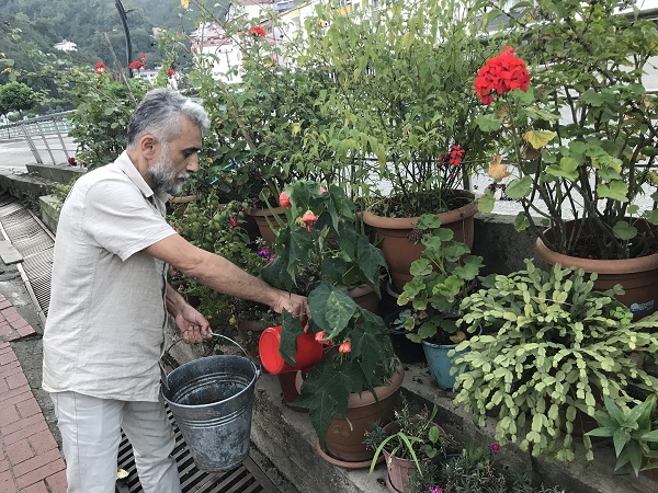 Yağlıdere'de kuaför, iş yerinin çevresini çiçek bahçesine çevirdi